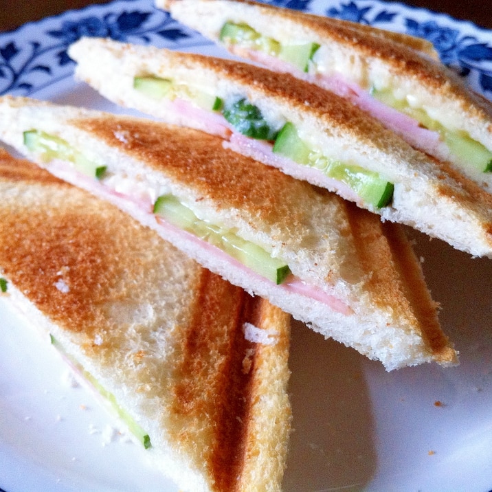 ハムときゅうりとチーズのホットサンド